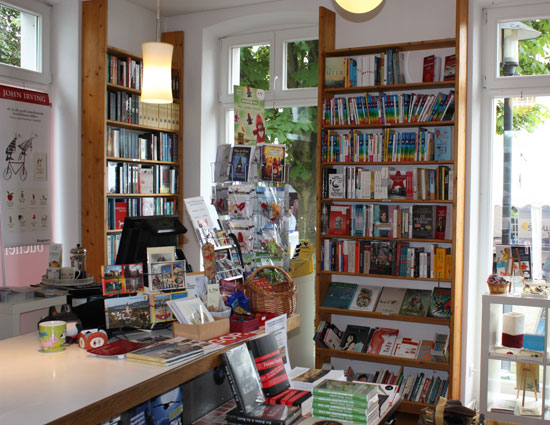 Blick in den Laden der lesezeit mit Bücherregalen, Theke und Kartenständer